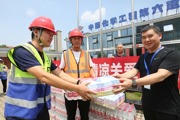 烈日炎炎！襄州區(qū)人民醫(yī)院赴建筑工地送清涼