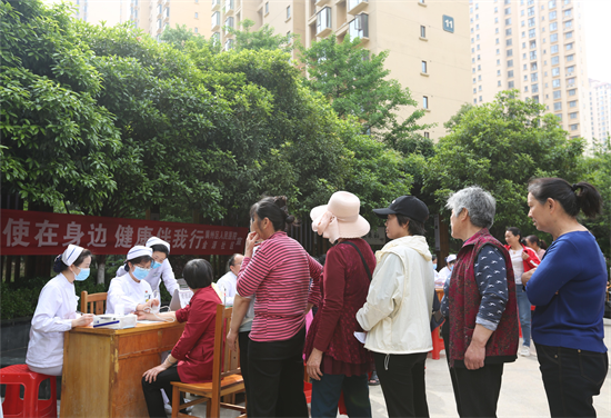 我院舉辦“天使在身邊 健康伴我行”護(hù)士節(jié)主題義診活動